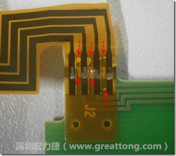 這張圖所顯示的，PCBA工廠實(shí)際進(jìn)行HotBar(熱壓熔錫焊接)焊接的時(shí)候，經(jīng)常會(huì)出現(xiàn)這類焊墊之間短路的問(wèn)題，下面的圖示為比較嚴(yán)重的案例，大部分都只有部份溢錫，但這對(duì)品質(zhì)信賴杜已經(jīng)產(chǎn)生了及大的為害，既使現(xiàn)在測(cè)試沒(méi)有出現(xiàn)問(wèn)題，難保在高溫膏濕的環(huán)境下不會(huì)出現(xiàn)電子遷移(Electromigration)的現(xiàn)象。