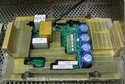 Conformal coating噴涂作業(yè)時(shí)可以使用治具把一些不可以噴涂到的地方及零件覆蓋起來(lái)，以免絕緣物質(zhì)噴涂到一些需要作導(dǎo)電接觸的地方。