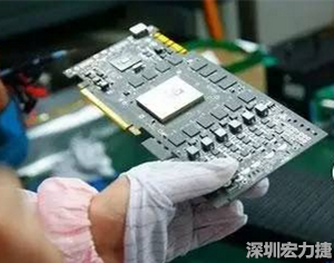 在當(dāng)前的產(chǎn)業(yè)鏈整合和協(xié)同發(fā)展創(chuàng)新的戰(zhàn)略轉(zhuǎn)型期，PCB高密度化和PCB新功能化和智能化，輕、薄、細(xì)、小的發(fā)展帶來的產(chǎn)品散熱、精密布局、封裝設(shè)計(jì)等也為上游CCL產(chǎn)業(yè)的創(chuàng)新提出了更為嚴(yán)苛的要求。