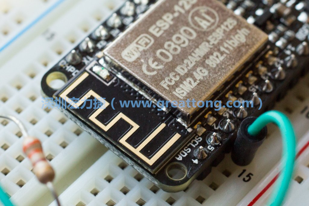 Adafruit Feather板上的無線電天線。