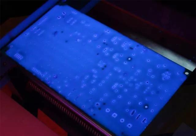 經(jīng)過涂覆工藝后的PCB，在紫光燈下的拍攝效果，原來coating也可以這么美！