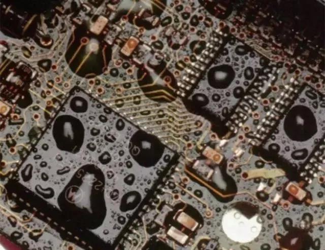 經(jīng)過涂覆工藝后的PCB，在表面形成透明的保護(hù)膜，能有效防止水珠和潮氣侵入，避免漏電和短路。