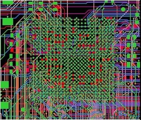 圖18：BGA布線。(頂部)傳統(tǒng)的自動(dòng)布線器。38個(gè)網(wǎng)絡(luò)沒有完成布線。(底部)任意角度的拓?fù)涫阶詣?dòng)布線器。所有網(wǎng)絡(luò)都完成了布線。