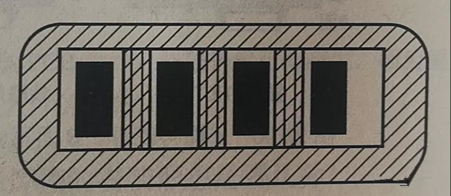 在兩個(gè)焊盤之間有導(dǎo)線通過時(shí)，應(yīng)采取PCB阻焊設(shè)計(jì)，以防止焊接短路